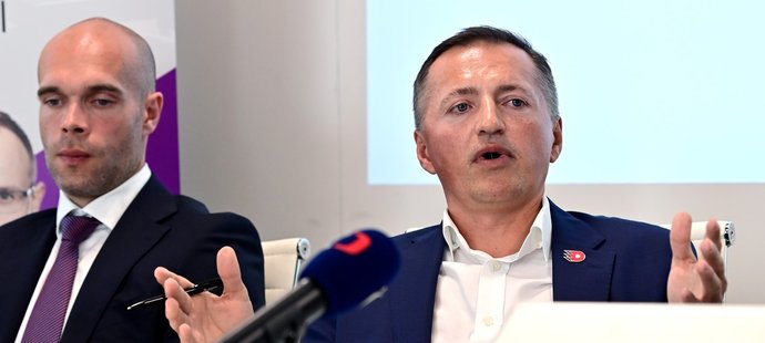 Majitel Pardubic Petr Dědek na tiskové konferenci České asociace hokejistů