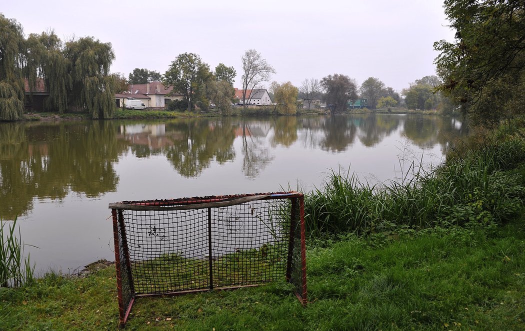 Na tomto rybníku se Tomáš Hertl učil základy hokeje