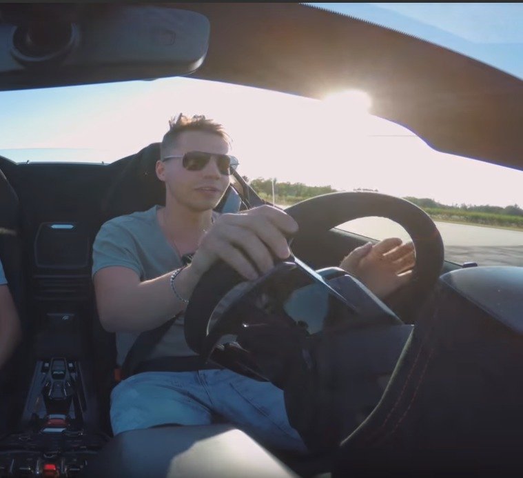Hokejový brankář Tomáš Král se vozí v Lamborghini za 8 milionů