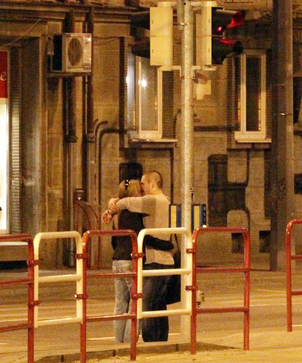 Pusa při čekání na semaforu v noční Bratislavě Pusa při čekání na semaforu v noční Bratislavě