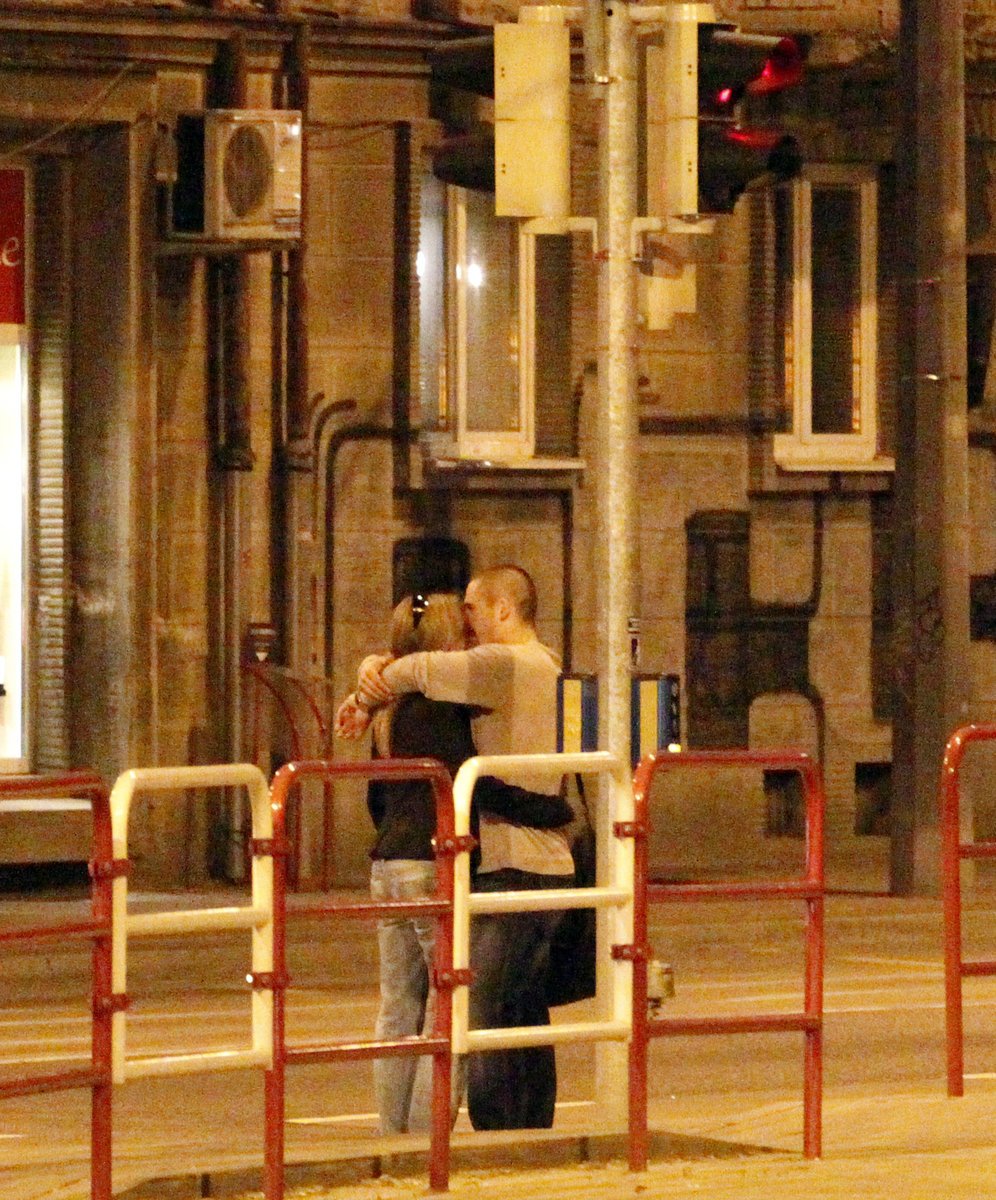Pusa při čekání na semaforu v noční Bratislavě