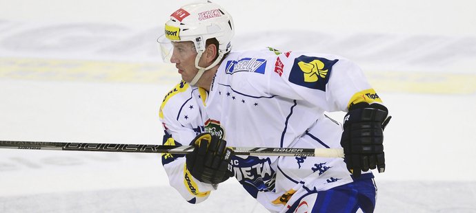 Petr Ton, kanonýr Komety Brno, srazil třinecké Oceláře gólem po 11 sekundách