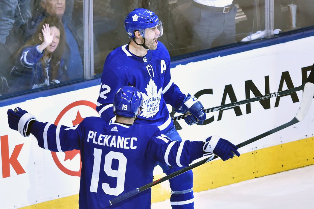 Tomáš Plekanec ve třetím zápase 1. kola play off NHL přispěl asistencí k výhře Toronta 4:2 nad Bostonem a snížení stavu série 1:2 na zápasy