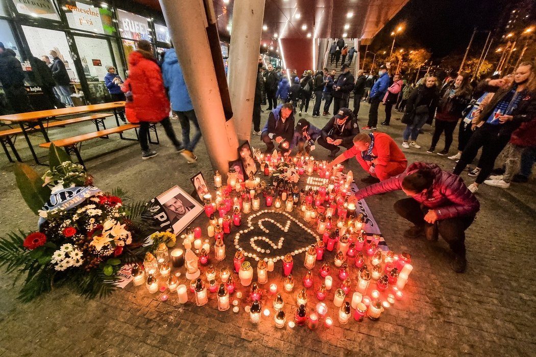 Pocta zesnulým Sádeckému a Paškovi před zápasem Slovanu Bratislava proti Zvolenu ve slovenské extralize