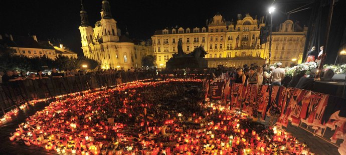 Nezapomeneme, vzkazují fanoušci do nebe zesnulým hokejistům, na čest jejich památce stále zapalují svíčky