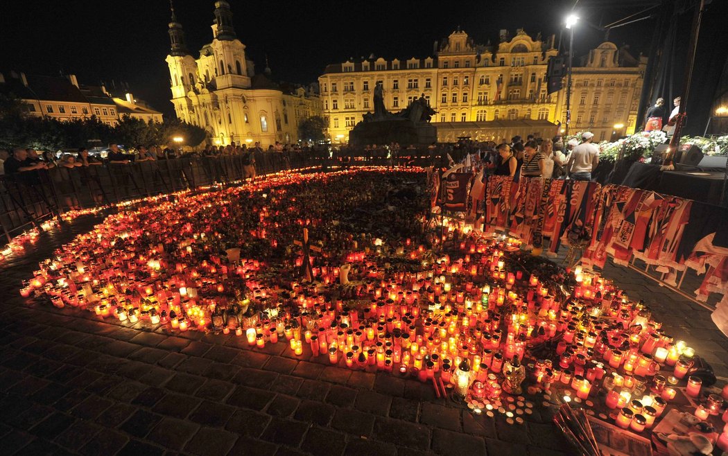 Nezapomeneme, vzkazují fanoušci do nebe zesnulým hokejistům, na čest jejich památce stále zapalují svíčky