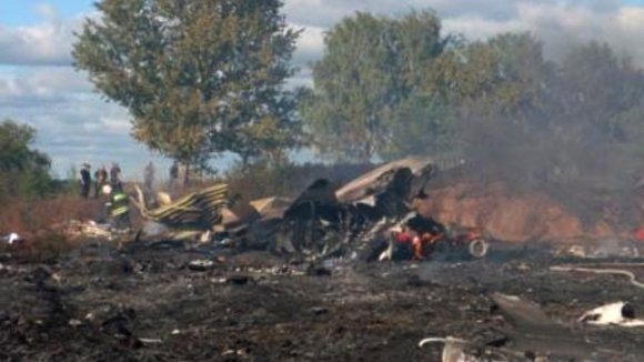 Letadlo Jaroslavle se zřítilo krátce po startu, tohle z něho zbylo, tragédii pravděpodobně přežil jen jediný člověk, mezi oběťmi jsou i tři čeští hokejisté Karel Rachůnek, Jan Marek a Jiří Vašíček