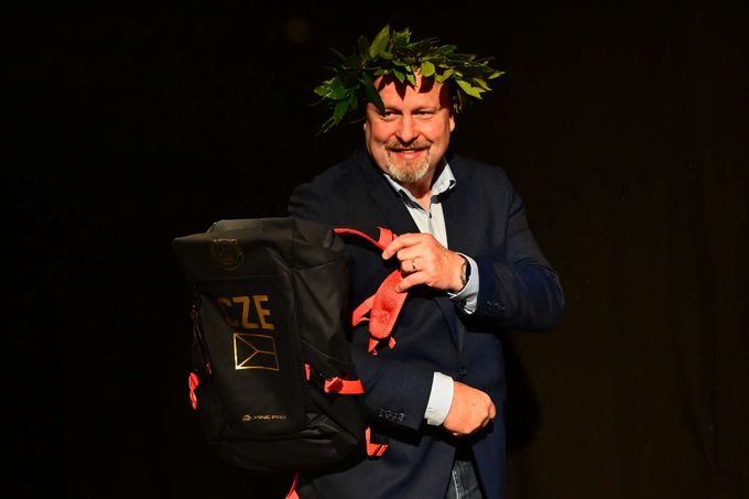 Augusta si šel pro cenu ze stěny: O Vánocích dají pohádku, pak hokej. Možná i to pomohlo Augusta si šel pro cenu ze stěny: O Vánocích dají pohádku, pak hokej. Možná i to pomohlo