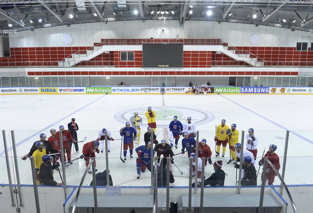Čeští hokejisté poslouchají pokyny trénera Růžičky