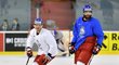 Jakub Vrána (vlevo) a Radko Gudas (vpravo) na středečním tréninku české reprezentace v Bratislavě