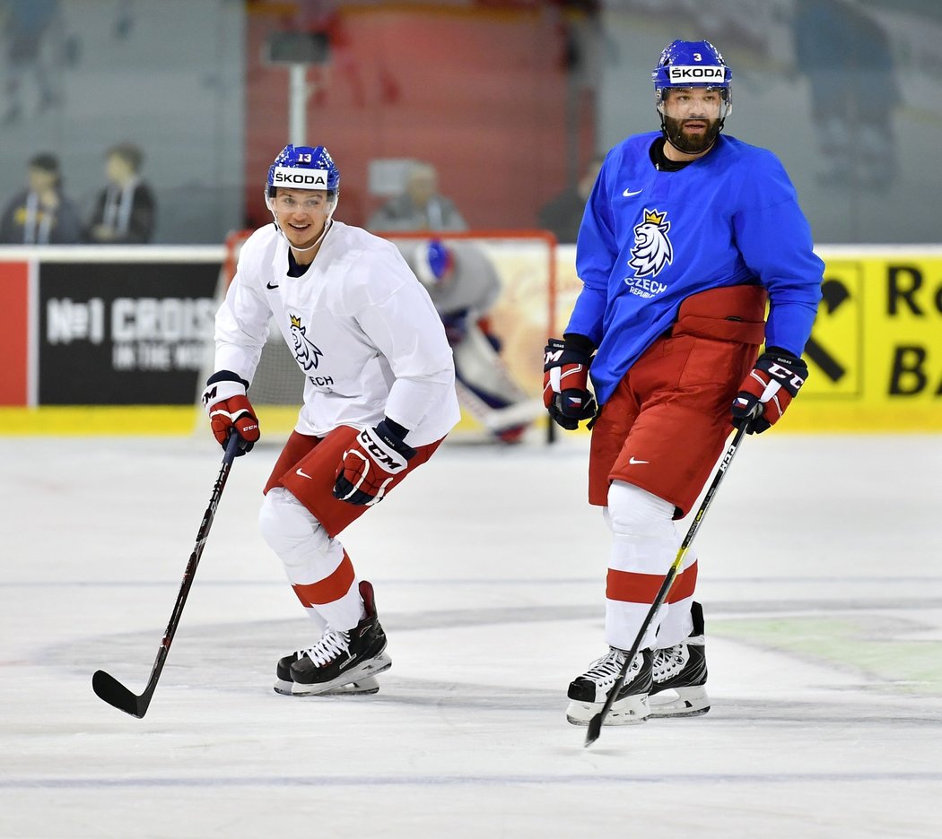 Jakub Vrána (vlevo) a Radko Gudas (vpravo) na středečním tréninku české reprezentace v Bratislavě