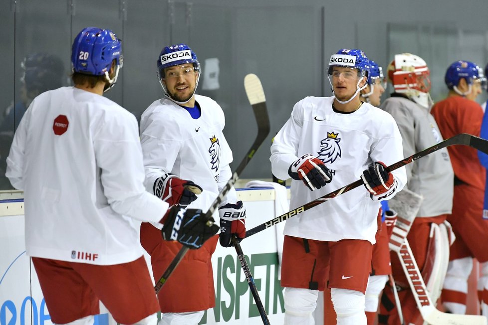 Jan Kovář uprostřed) a Jakub Vrána (vpravo) během tréninku českého národního týmu v Bratislavě