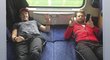 Aron Chmielewski a Pavel Kantor si ve vlaku umí udělat pohodlí 