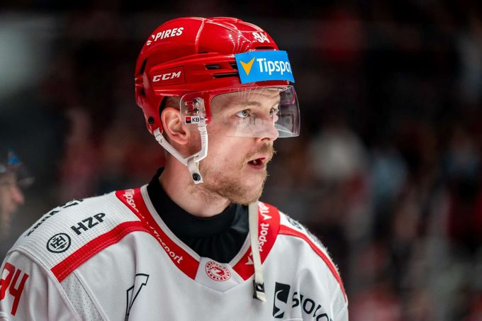 Hrdina Třince se upsal Vítkovicím, teď ale rozhodl proti nim. Rarita s roztrženým dresem Hrdina Třince se upsal Vítkovicím, teď ale rozhodl proti nim. Rarita s roztrženým dresem