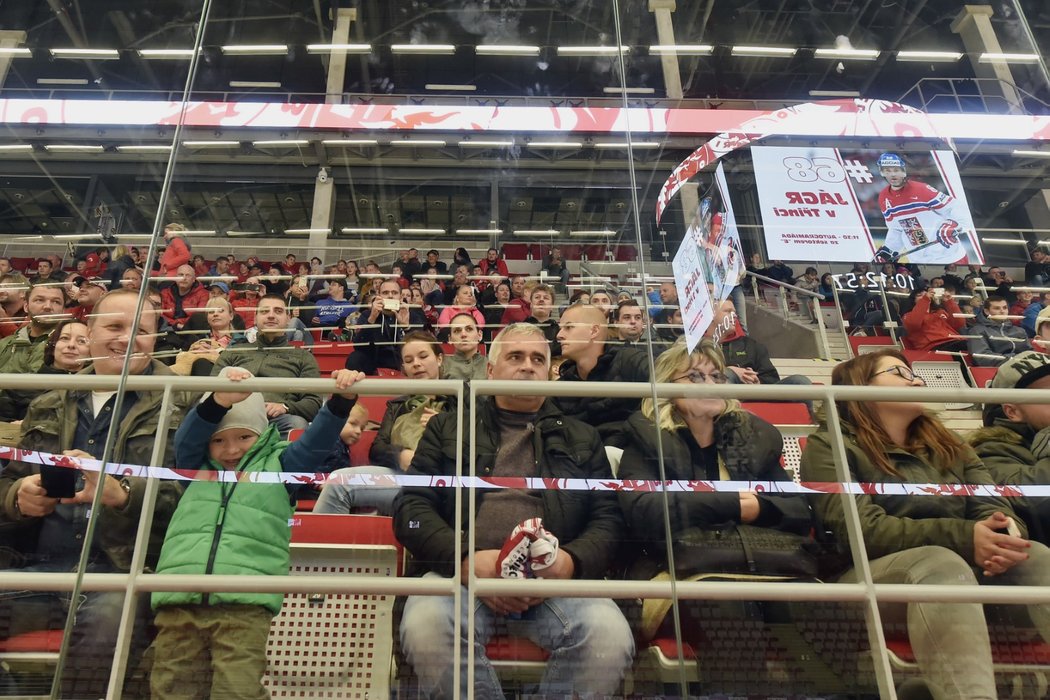 Trénink svých ratolestí s Jágrem si nenechaly utéct ani desítky rodičů a fanoušků