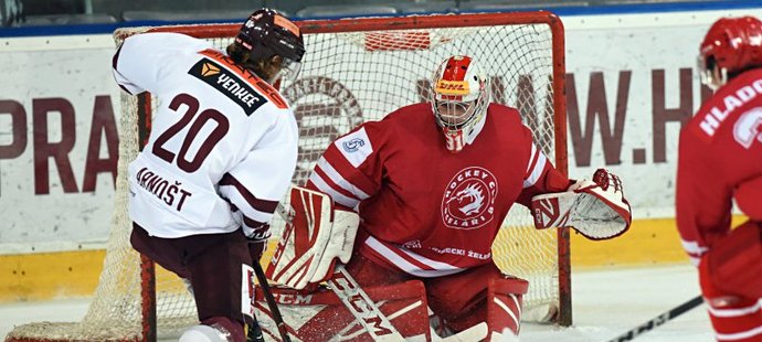 Brankář Nick Malík je oporou třineckých Ocelářů v play off DHL extraligy. Třinec ve finále vede nad Spartou Praha 1:0 na zápasy.