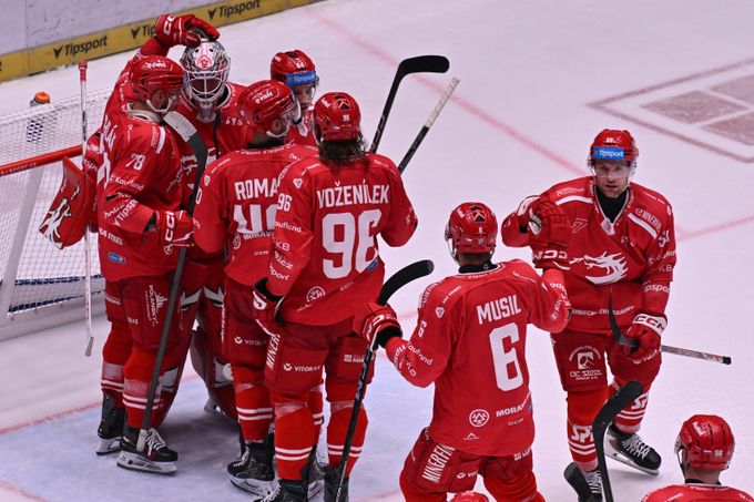 Třinec dál plení extraligu, už dorovnal rekord. Kovařčík vtipkoval a pálil pro syna Třinec dál plení extraligu, už dorovnal rekord. Kovařčík vtipkoval a pálil pro syna