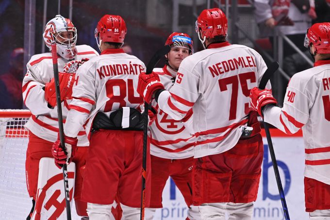 ONLINE: Třinec hostí ve šlágru Pardubice. Sparta proti Boleslavi, odčiní Kometa debakl? ONLINE: Třinec hostí ve šlágru Pardubice. Sparta proti Boleslavi, odčiní Kometa debakl?