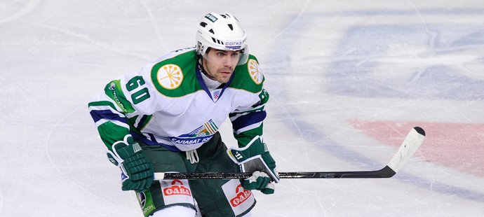 Tomáš Rolinek v utkání hokejové KHL mezi Ufou a Lvem Praha