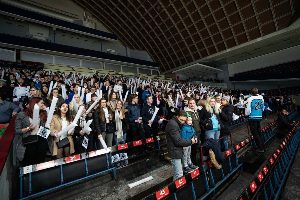 Na tribuny pražské Tipsport areny si našly cestu zástupy studentů