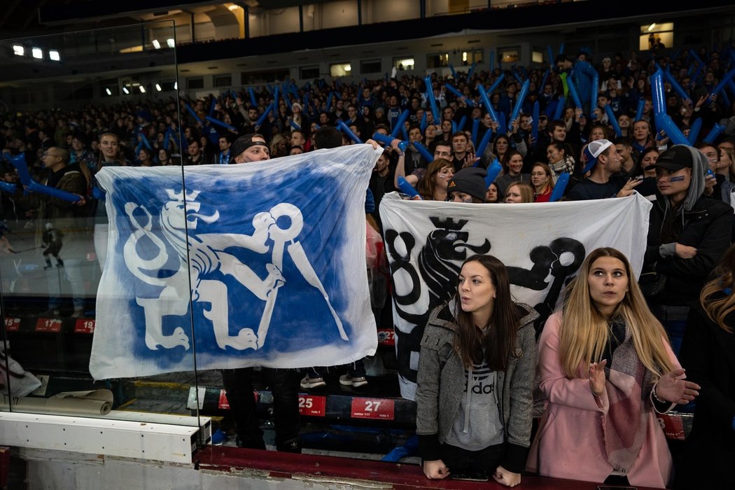 Studenti se na Hokejové bitvě univerzit vytasili s parádními transparenty