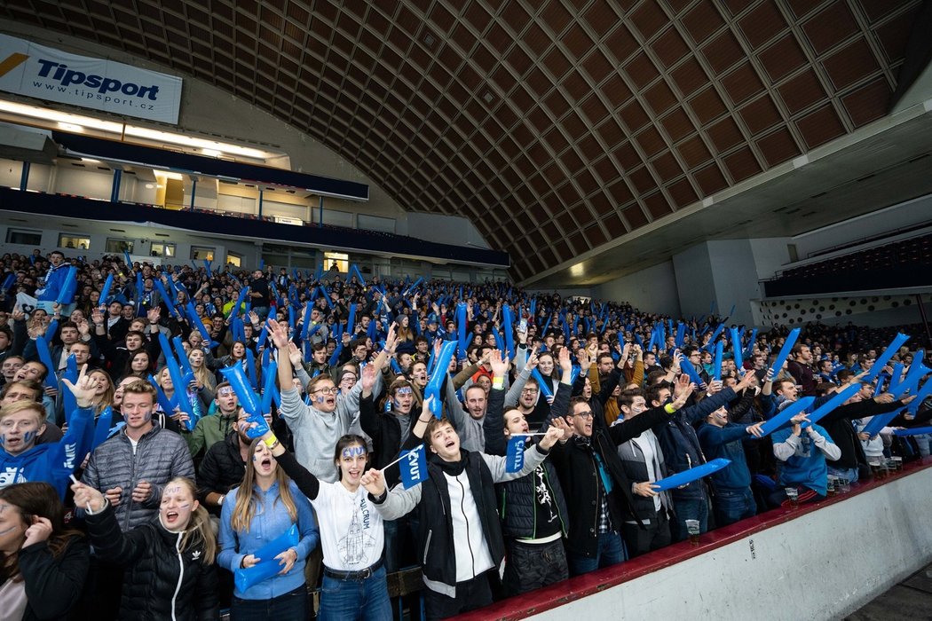 Zaplněná tribuna Tipsport areny během Hokejové bitvy univerzit