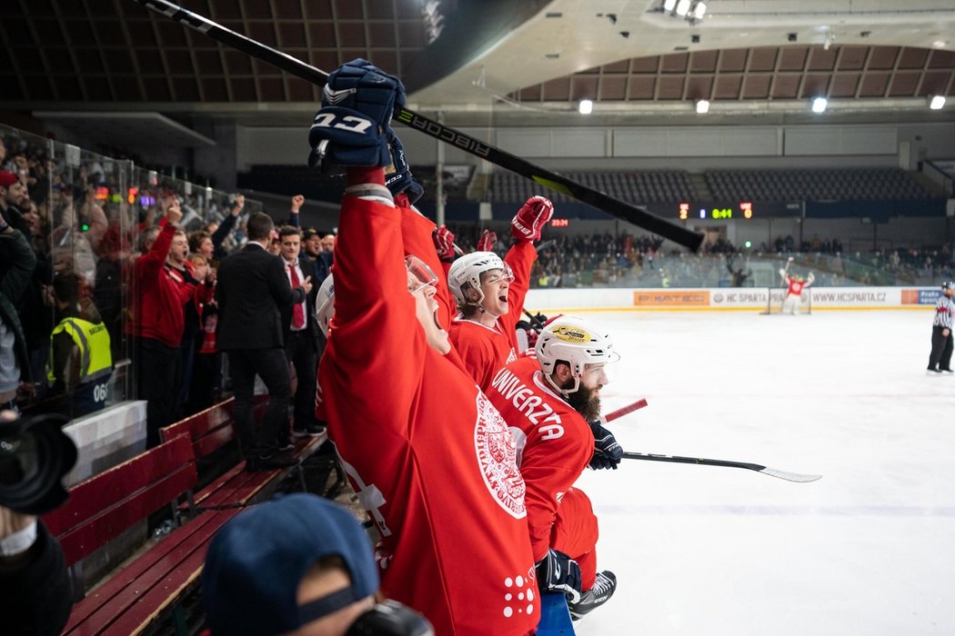 Hokejisté Univerzity Karlovy ovládli sedmou z devíti Hokejových bitev