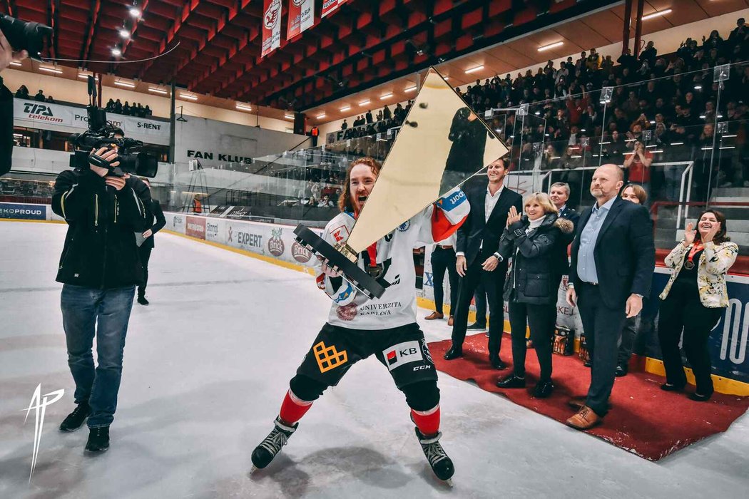 Hráči UK Hockey Prague slaví zisk Poháru Jana Palacha