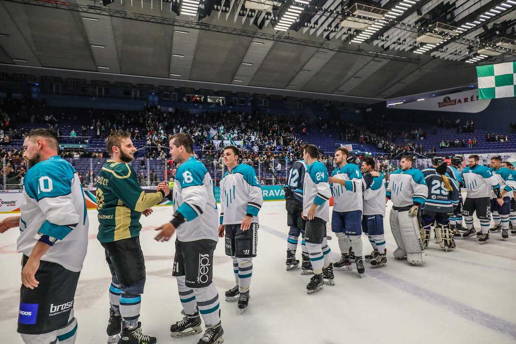 Hokejový tým Ostravské univerzity vytáhnul na Ostravské derby proti Vysoké škole báňské nečekaný trumf. Na soupisce měl i dvacetiletou brankářku Natálii Dzurillovou