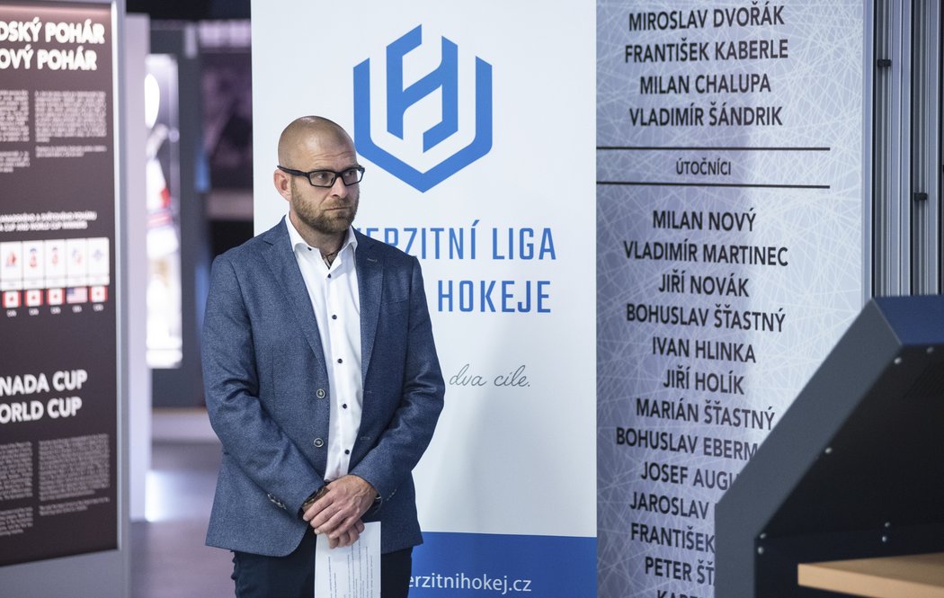 Oficiálním přestavením Univerzitní ligy ledního hokeje prováděl televizní moderátor Karel Hölzel