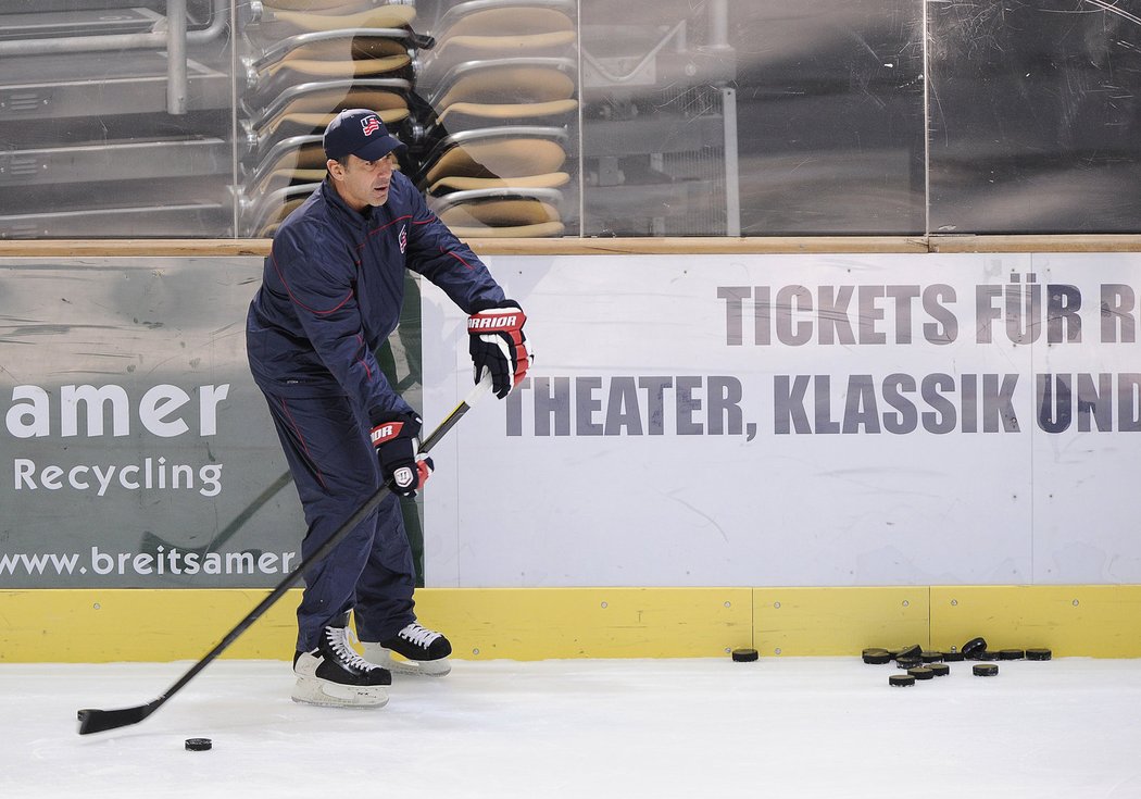 Chris Chelios se na tréninku Američanů rozhodně nebojí vzít do ruky hokejku