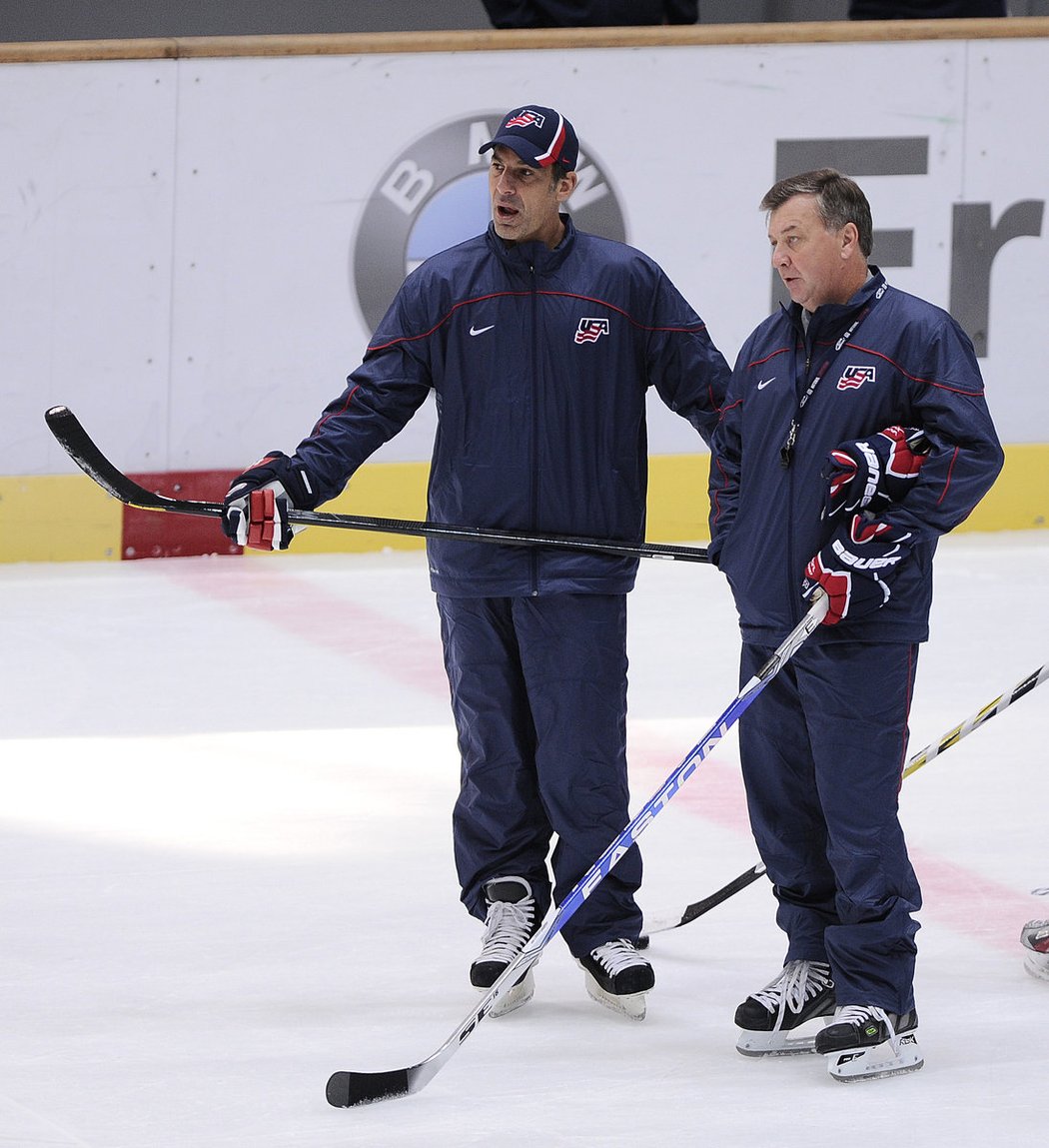 Chris Chelios (vlevo) na tréninku americké reprezentace v roce 2011.