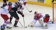 Alexander Salák likviduje jednu z nebezpečných šancí amerických hokejistů ve čtvrtfinále MS