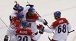 Čeští hokejisté slaví jednu z branek do sítě USA ve čtvrtfinále šampionátu v Bělorusku