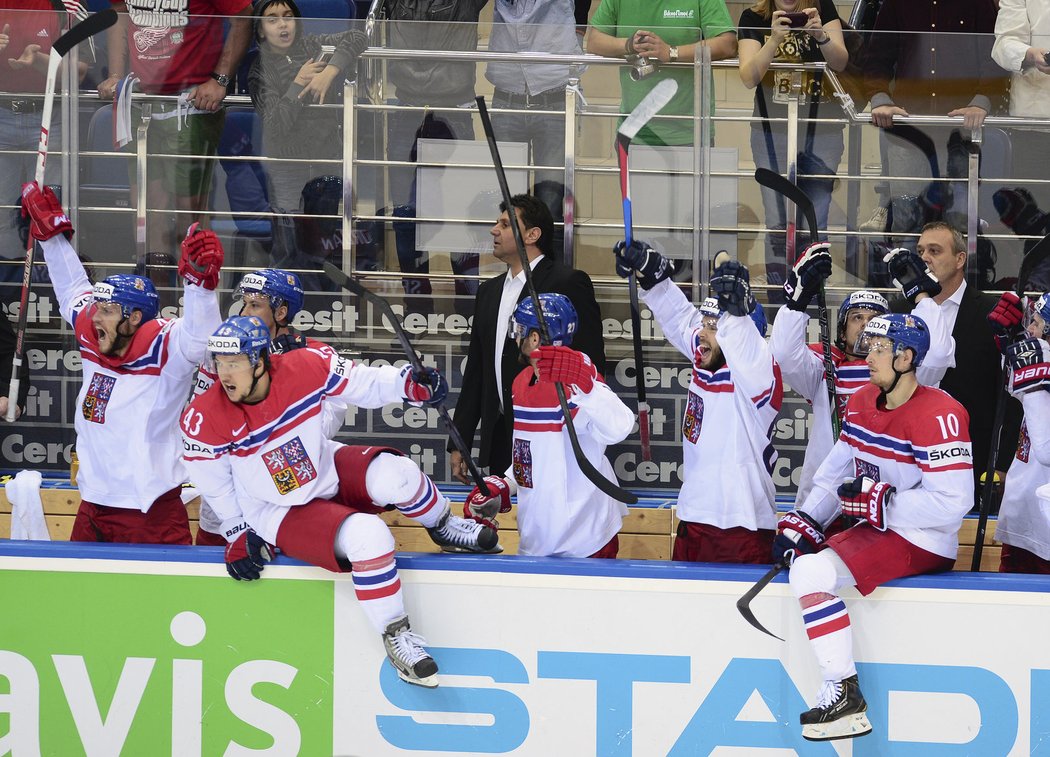 Je to tam! Čeští hokejisté se radují z postupu do semifinále MS poté, co zdolali USA 4:3