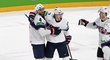 Radost hokejistů USA ze vstřelené branky proti domácímu Finsku