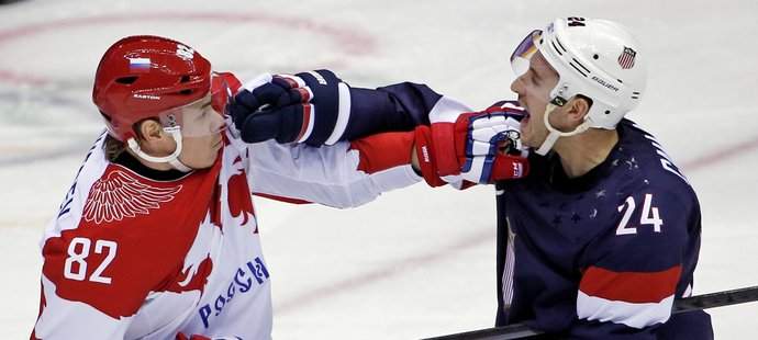 Jevgenij Medvěděv v potyčce s americkým útočníkem Ryanem Callahanem. Jak dopadne první konfrontace hokejových velmocí v Soči?