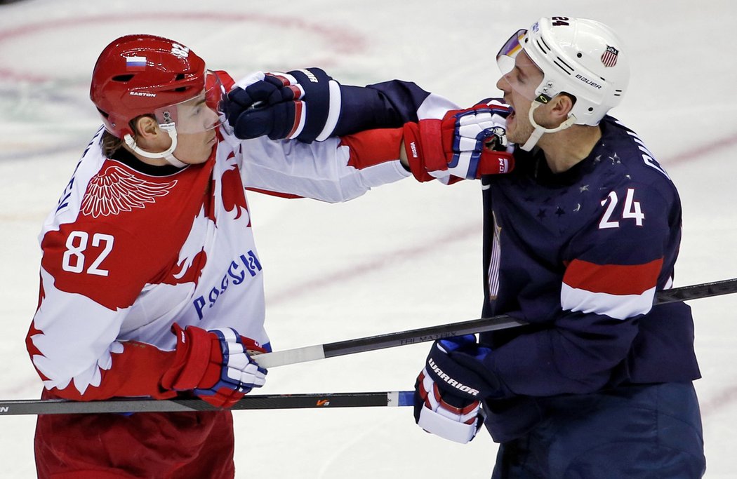 Jevgenij Medvěděv v potyčce s americkým útočníkem Ryanem Callahanem. Jak dopadne první konfrontace hokejových velmocí v Soči?