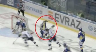 Zlínský hokejista Veselý dostal pokutu za nafilmovaný pád