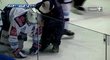 Pardubice - Chomutov: Huml schytal ránu hokejkou a zůstal ležet na ledě