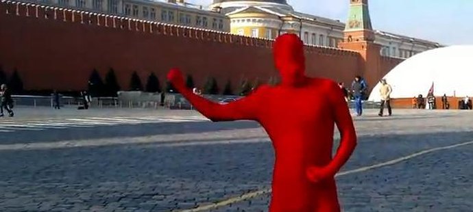 Červený mužík se předvedl i na Rudém náměstí