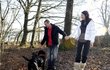 Idylická procházka s manželkou s psy