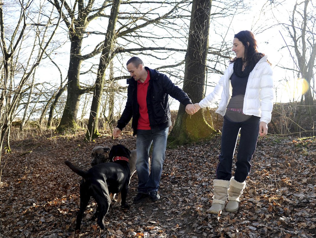 Idylická procházka s manželkou s psy