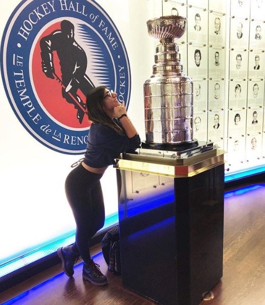 Modelka Mia Khalifa pózuje v Síni slávy NHL se Stanley Cupem