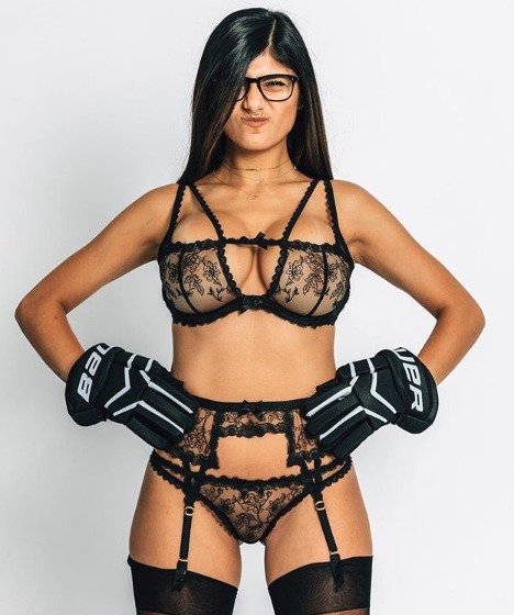 Někdejší pornoherečka a modelka Mia Khalifa miluje hokej