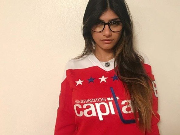 Vášnivá fanynka Washingtonu a pornoherečka Mia Khalifa