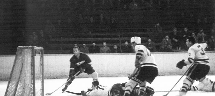 Zdeněk Návrat v roce 1965 už na sklonku kariéry, opět v dresu Vítkovic