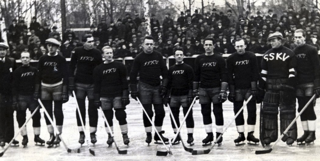Tým SSK Vítkovice z roku 1937 před premiérovým extraligovým zápasem se Spartou (1:1)