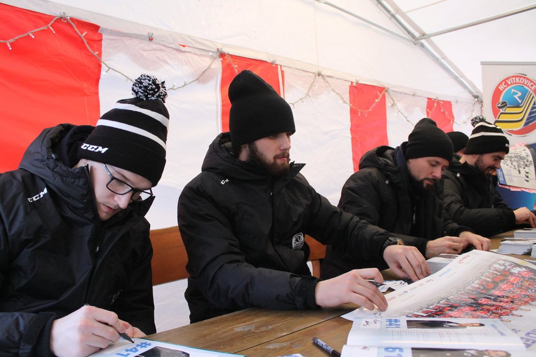 Hokejisté Vítkovic sehráli o víkendu exhibici pro fanoušky pod otevřeným nebem