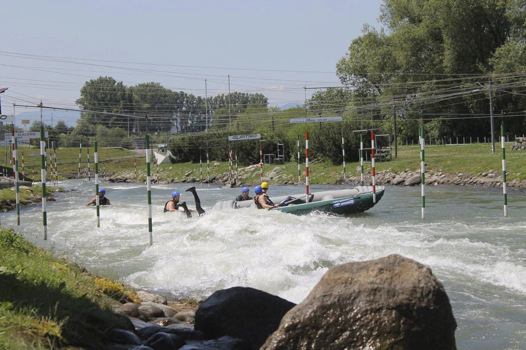 Vítkovičtí hokejisté se při přípravě projeli na raftu